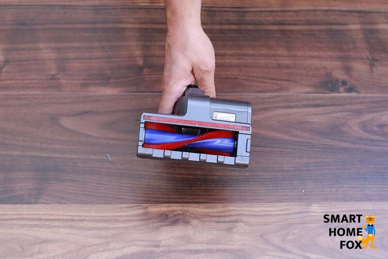 Die Mini-Elektrobürste des Dyson V8 Absolute